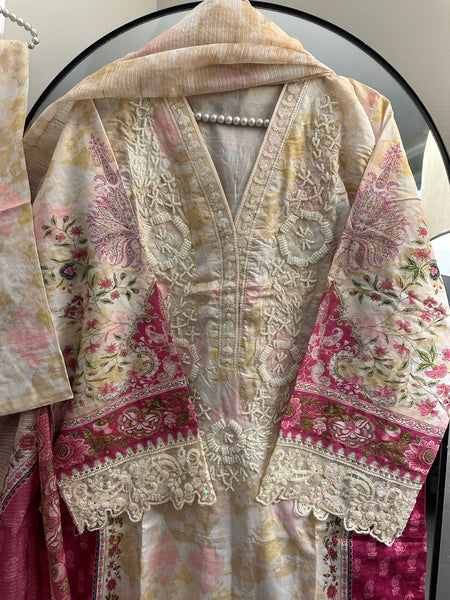 Elegant Floral Embroidered Lawn 3-Piece Suit with Handmade Neck Detail