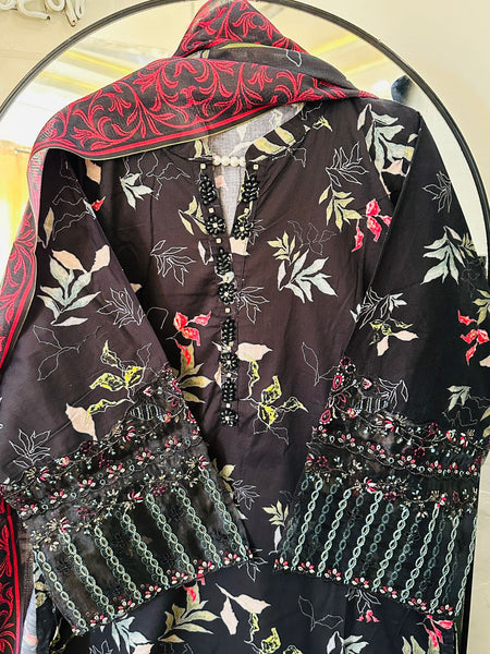 Elegant Black Winter Khaddar – Embroidered Floral 3-Piece Suit