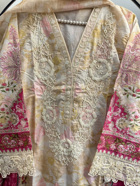Elegant Floral Embroidered Lawn 3-Piece Suit with Handmade Neck Detail
