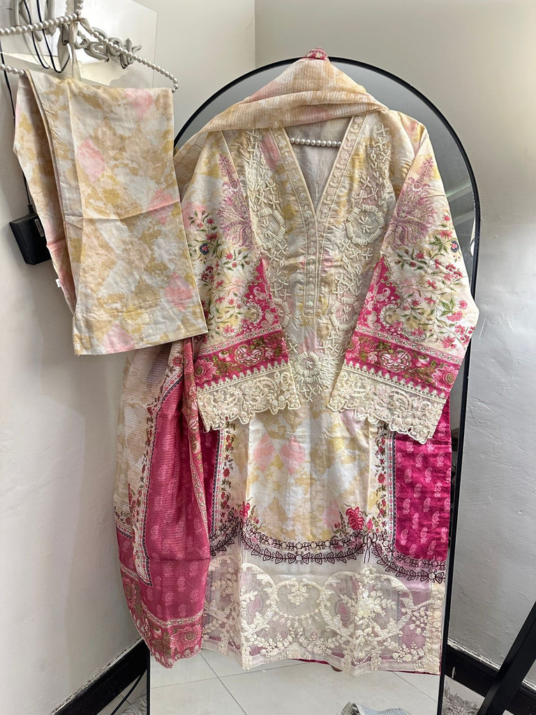Elegant Floral Embroidered Lawn 3-Piece Suit with Handmade Neck Detail