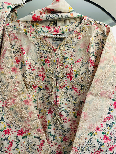 Elegant Floral Embroidered Lawn 3-Piece Suit – Handcrafted Front & Neck