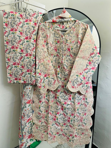Elegant Floral Embroidered Lawn 3-Piece Suit – Handcrafted Front & Neck