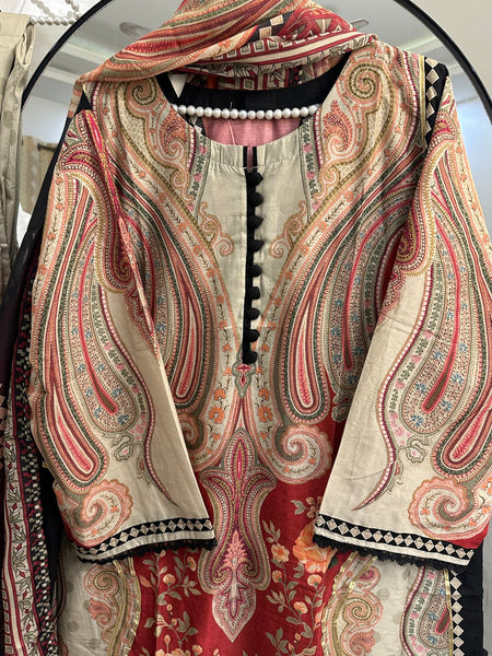 Luxury Paisley Floral 3-Piece Lawn Suit with Black Button Detailing & Printed Dupatta
