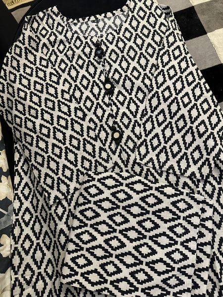 geometric outfit in khadar